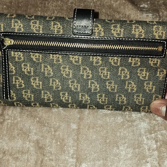 AUTHENTIC Dooney & Bourke trifold wallet-lock closure - Picture 6 of 6